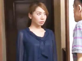 巨乳人妻が義理の父親に迫られて断れずに男性器を受け入れるが少しずつ感じてきてしまい‥