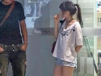 美少女が深夜の新橋駅をフラフラ→ナンパ待ちして素人男性宅に突撃性交