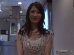 凄い綺麗な現役キャビンアテンダントの人妻が色情狂コスプレでAV出演!!