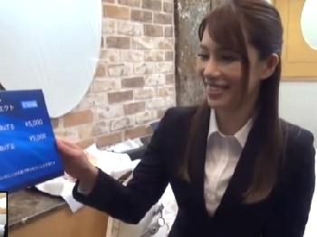 人妻先輩女性会社員の膣へ挿入したまま射精したあともピストンが止まらない新人くん