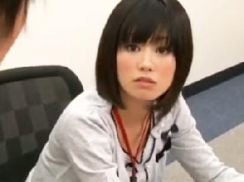 会社内で男性社員に色仕掛けして会議室で性行為する女性会社員