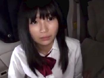 貧乳なパイパン童顔娘を露天風呂で中出し発射