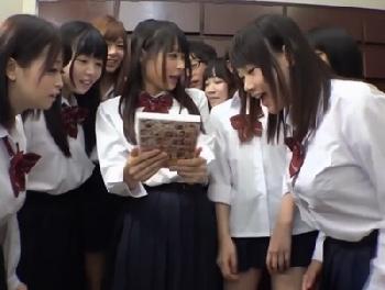 転校した先の寮がまさかの女子寮でAV持ち込みがバレてしまいW