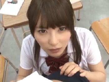 制服美少女が放課後を見計らって男に迫って→教室内でコンドーム未装着の膣射性交