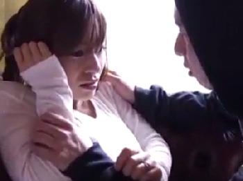 麻薬捜査官の美女が潜入捜査に失敗し犯される