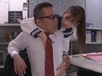 生徒指導室で教師陰茎を手コキ抜きする女子校生