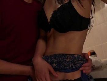 ゲリラ豪雨で人妻と2人きりで雨宿り…止まない雨の中で夫の愚痴を聞きながら…