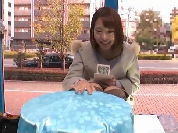 すでにお金を握らされた彼女がメガピスディルドにヤラれ性行為