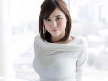 柔らかそうなふわふわバストの魅惑的ボディ美女とキスする睦み合う性行為