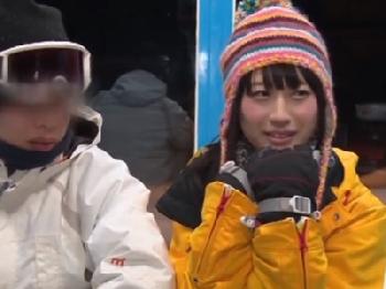 彼氏とスキーに来た素人娘がマッサージで欲情させられてオメコ内での直接射精まで受け入れる