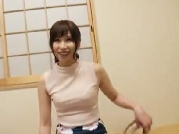 何でも言う事聞いてくれる美少女コスプレイヤーが気持ち悪い中年男に激しくハメ倒されて悶絶アクメ