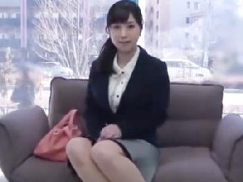 清楚系な女性会社員がマジックミラー号で童貞の筆おろしに挑む→気持ちよすぎて即射精