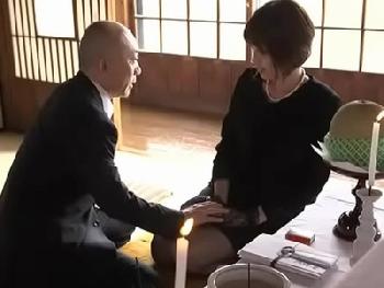 若くして夫を亡くして独り身になった未亡人妻…夫の元上司に仏壇の前で犯されて…