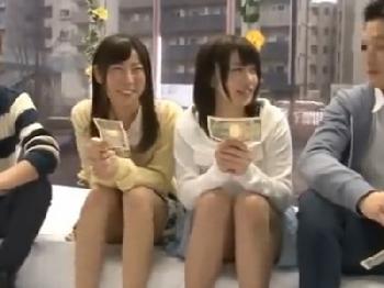 素人カップル二組がお金欲しさにスワッピング中出し乱交!!