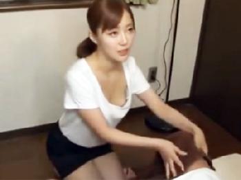 とても綺麗なマッサージ嬢の乳房の谷間にフル勃起したので否応なしに押し倒して性交する非人道的な客W