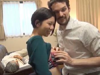 ホームステイ中の留学生ペニスに狂乱する母親と娘