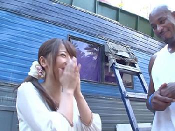 突き刺さる巨根が苦しいけど気持ちい黒人コンドーム非装着SEX