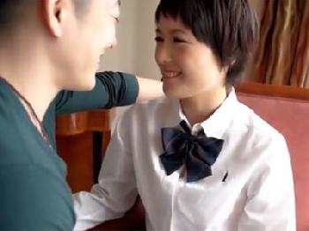 ショートヘアの制服美少女が未成熟な未成熟な穴に挿入されてアクメ