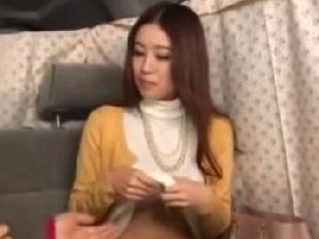 アンケートと称しナンパしたとても綺麗な人妻をホテルに連れ込み即挿入