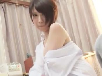 彼氏の後輩の勃起肉棒を見て性的欲望を煽られた彼女が…