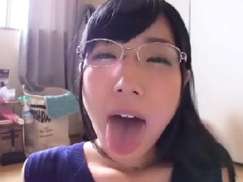 眼鏡の似合う色情狂娘を家に連れ込んで→フェラチオで精液顔面射精