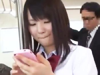 スマホに夢中で尻を触っても気づかないので肉棒ぶち込み痴漢W