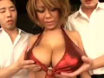 関西出身な爆乳ギャルの猥褻パイズリであえなく射精!!