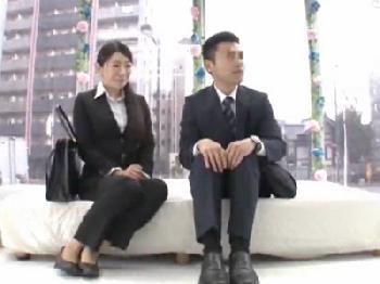 さっきまで一緒に仕事してた仲間とカネ目当てで性交する女性会社員