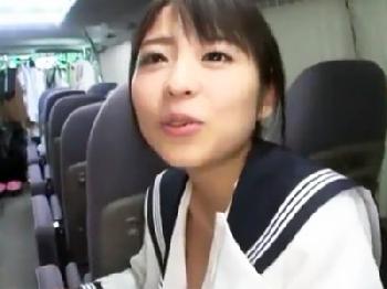 バスの中で迫られて断れずに声を押し殺しながら性交する制服少女