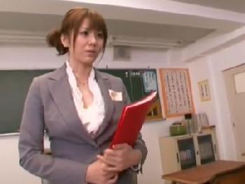 巨乳の女教師がノーブラ巨乳で生徒を誘惑→教室ですぐに挿入開始