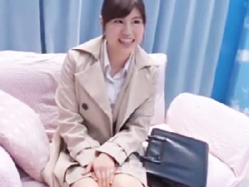 ガマン汁を垂れ流す童貞に母性爆発した美少女性会社員がベロチュー性交で筆おろし