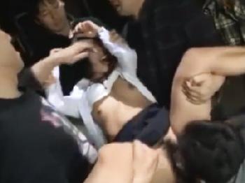 泣き叫ぶショートヘア女子校生を極悪非道な男たちが顔踏んづけて強制オメコへ挿入したままスペルマ射精のリョナ性暴行