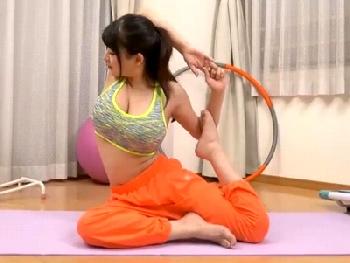 服の上からでも伝わってくる重量感→どこに行っても男を虜にするバストさんがパイズリ奉仕