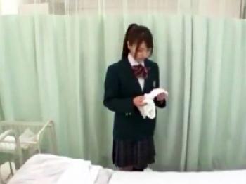 すぐにマン汁を溢れさせてしまう巨乳女子校生が保健室で性的興奮して全力の性交