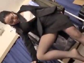 パンスト眼鏡の熟女会社員に足コキされたので中出しペニスで反撃!!