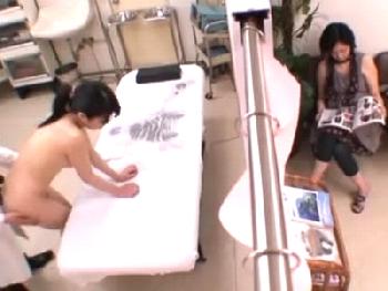 不安そうなメガネ美少女に冷血な医師が避妊具なしで直射精