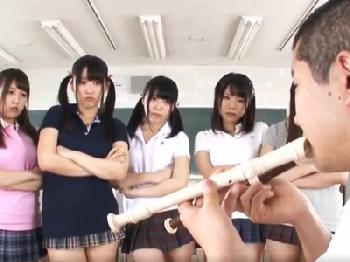 女子のリコーダー舐めてたら見つかって罵られながら太腿コキでお仕置きヌキされる