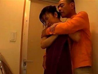 まさかのアナルまで!?熟れた身体を男たちに差し出す痴女様