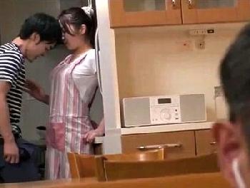 新しい母があまりにもエロティック過ぎる!!父親に隠れて激しい肉親タブー性交