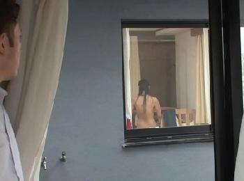 向かいの部屋に住む人妻からまさかの誘い!?故意に生着替えで見せてくる痴女とのラッキー性交