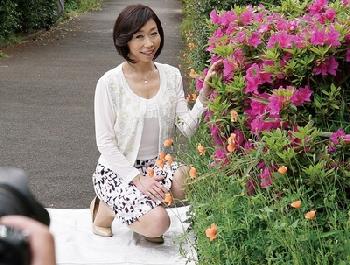 美しいセラピストに黒いパンスト越しの素股や尻コキで射精に導かれる極楽マッサージ