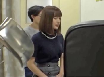 産婦人科で患者に治療と偽っておまんこ内射精する人妻