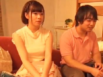 2段ベットの上で彼氏が寝ているにも関わらず男友達と性交を楽しむビッチな彼女