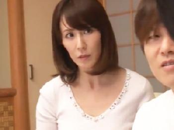 息子の家庭教師に一目惚れした美麗主婦が大胆誘惑!!家に来るたび性行為する