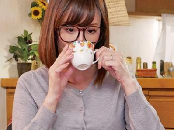 媚薬を飲ませたらその気になって息子に襲いかかる母