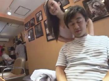 お客さんのいきり勃ったペニスを店内で隠れて性的欲望処理してくれる淫らな美容師