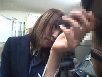 射精したビクビク陰茎に欲望を煽られる痴女