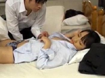 出張先のホテルで部下OLと相部屋!!先輩女性社員も参戦して3P会議へ発展