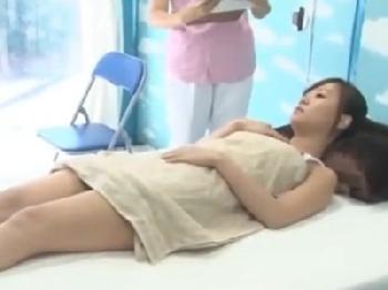 アナルぺろりんちょマッサージから膣内射精される素人娘