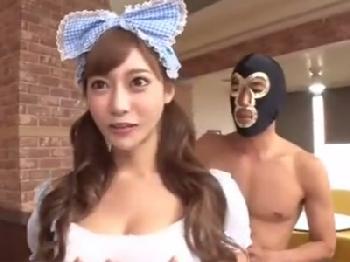 ウエイトレスコスプレの明日花キララが不意に現れた変態男にバイブ挿入され性交